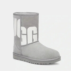 UGG’s W Classic Short II Chopd